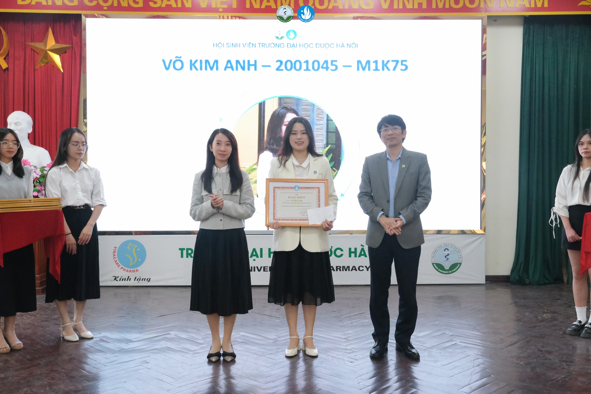 Ảnh 6. Sinh viên Võ Kim Anh nhận giấy khen và phần thưởng cho danh hiệu Sinh viên 5 tốt cấp Thành phố do Đồng chí Vũ Thị Minh Hằng và PGS.TS Nguyễn Mạnh Tuyển Trao tặng.